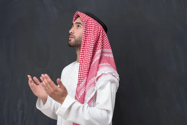 Młody Arabczyk Tradycyjnym Ubraniu Modlący Się Tradycyjnie Boga Trzyma Ręce — Zdjęcie stockowe