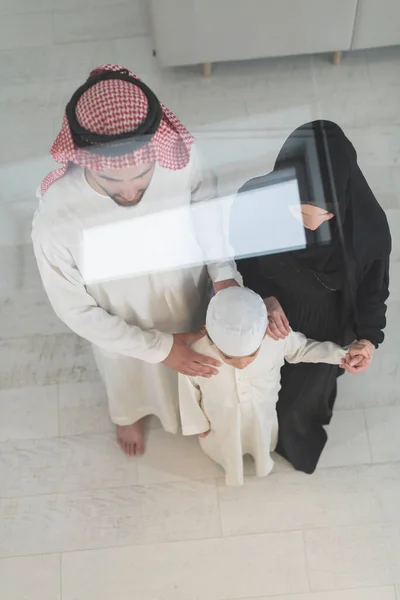 Retrato Jovem Casal Feliz Família Muçulmana Árabe Com Filho Roupas — Fotografia de Stock