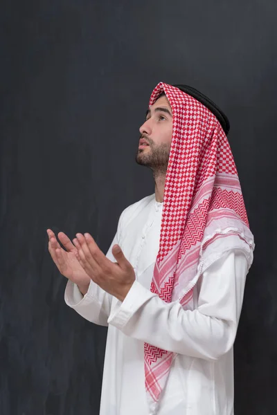 의상을 전통적으로 기도를 드리고 아라비아 남자는 앞에서 손짓으로 기도를 고품질 — 스톡 사진