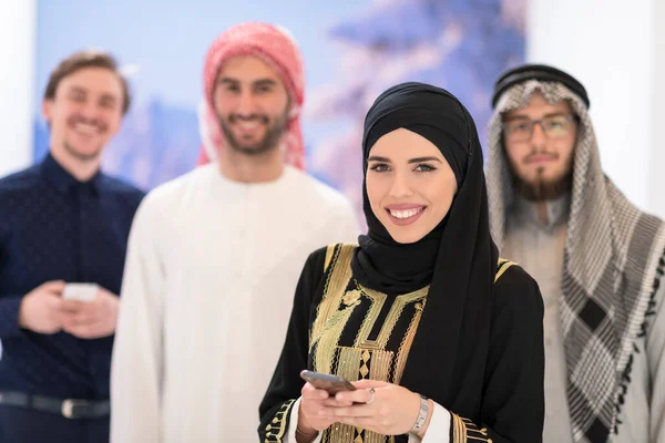 Retrato Grupal Jóvenes Musulmanas Vestidas Con Ropa Hiyab Moda Con —  Fotos de Stock