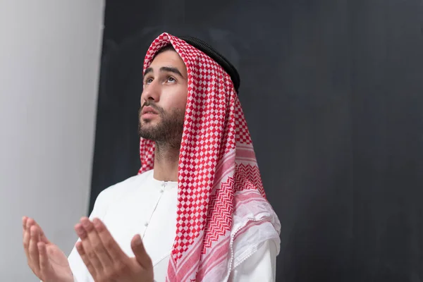 Seorang Pemuda Arab Dengan Pakaian Tradisional Berdoa Kepada Tuhan Untuk — Stok Foto
