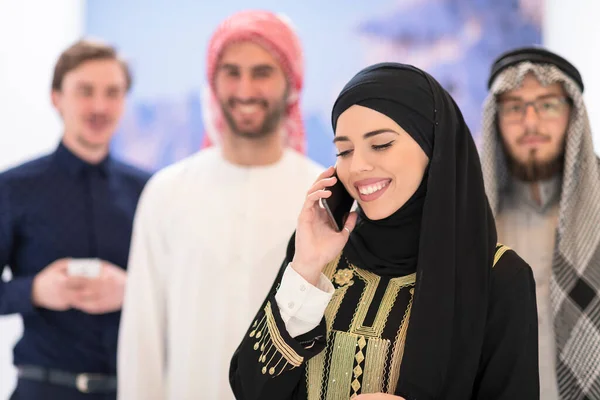 Modern Aydınlık Evde Akıllı Telefon Kullanan Arap Erkekle Şık Tesettürlü — Stok fotoğraf