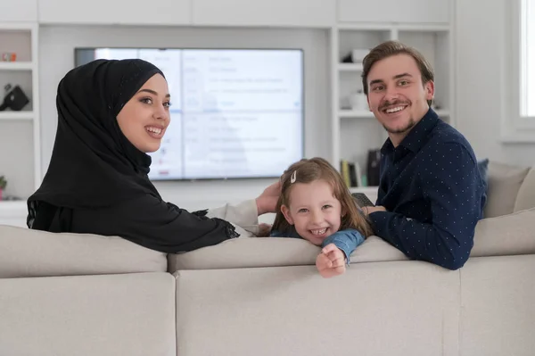 Gelukkig Moslim Gezin Met Dochter Vrouw Traditionele Modieuze Jurk Hebben — Stockfoto