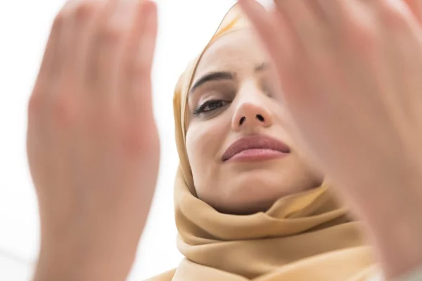 Porträtt Vackra Muslimska Kvinna Fashionabla Klänning Med Hijab Gör Traditionell — Stockfoto