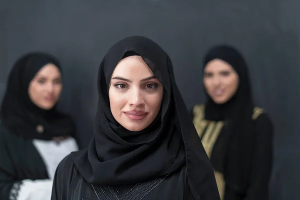 Ritratto Gruppo Belle Donne Musulmane Abito Alla Moda Con Hijab — Foto Stock