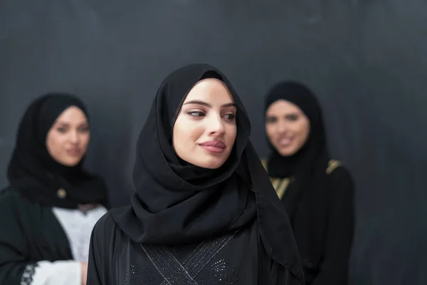 Skupinový Portrét Krásných Muslimských Žen Módních Šatech Hidžábem Izolovaných Černém — Stock fotografie