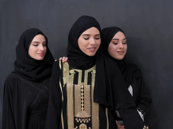 Skupinový Portrét Krásných Muslimských Žen Módních Šatech Hidžábem Izolovaných Černém — Stock fotografie