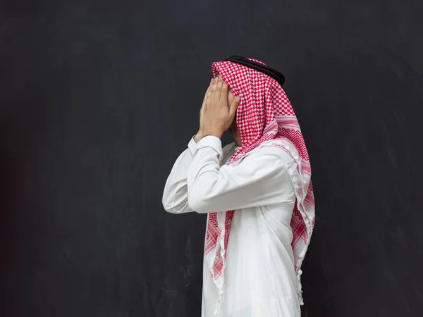 Een Jonge Arabische Man Traditionele Kleren Die Een Traditioneel Gebed — Stockfoto