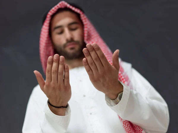 Młody Arabczyk Tradycyjnym Ubraniu Modlący Się Tradycyjnie Boga Trzyma Ręce — Zdjęcie stockowe