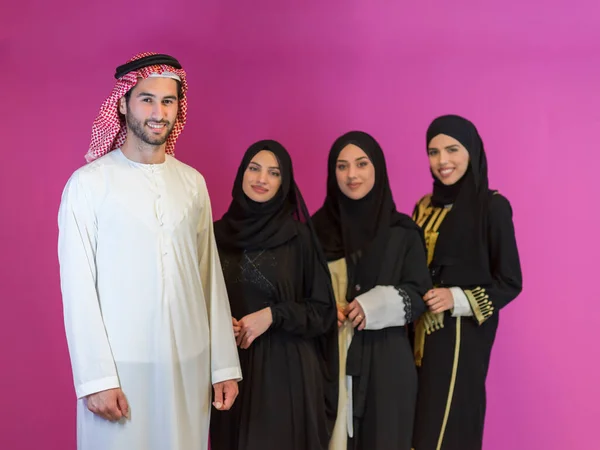 Genç Müslüman Erkeklerin Grup Portresi Müslüman Kadın Şık Elbiseler Yüksek — Stok fotoğraf