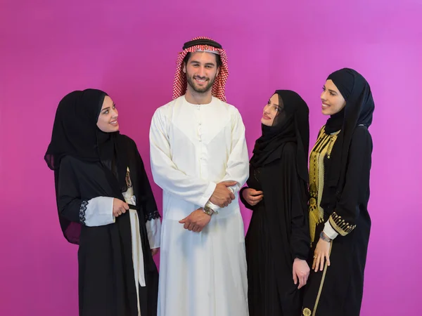Csoportkép Fiatal Muszlim Emberekről Arab Férfiak Három Muszlim Nővel Divatos — Stock Fotó