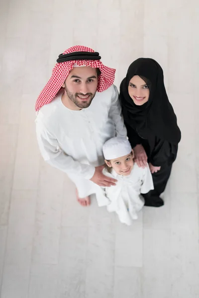 Porträtt Ett Ungt Lyckligt Arabiskt Muslimskt Familjepar Med Son Traditionella Royaltyfria Stockfoton
