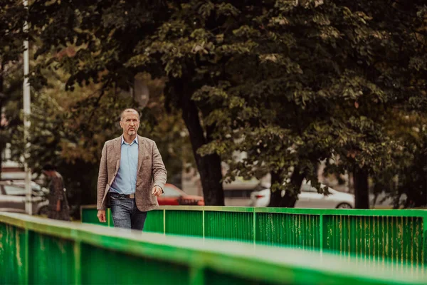 Gerichte Zakenman Een Pak Wandelen Een Stedelijke Omgeving Hoge Kwaliteit — Stockfoto