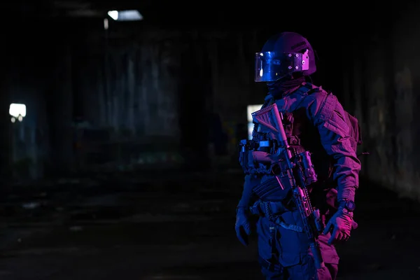 Army Soldier Combat Uniforms Assault Rifle Combat Helmet Night Mission — Stock Photo, Image