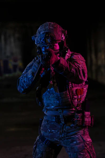 Soldado Exército Uniformes Combate Com Rifle Assalto Capacete Combate Noite — Fotografia de Stock