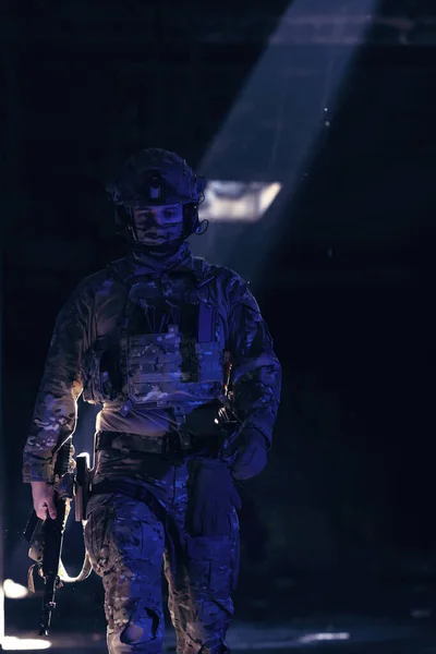 Soldado Exército Uniformes Combate Com Rifle Assalto Capacete Combate Noite — Fotografia de Stock