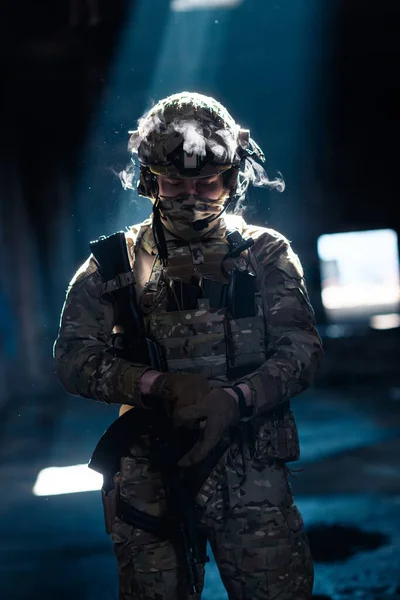 Soldado Del Ejército Uniformes Combate Con Rifle Asalto Casco Combate —  Fotos de Stock