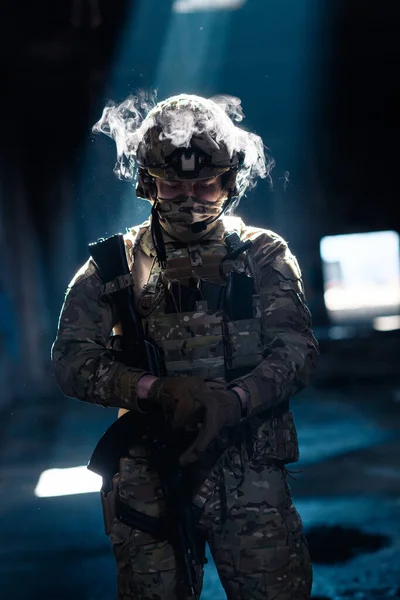 Saldırı Tüfeği Miğfer Takan Savaş Üniformalı Asker Karanlık Bir Geçmişi — Stok fotoğraf