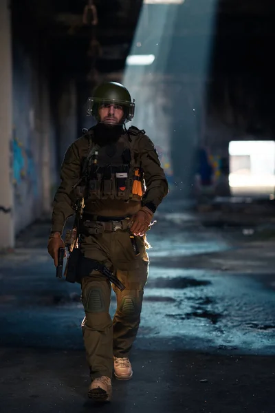 Soldado Exército Uniformes Combate Com Rifle Assalto Capacete Combate Noite — Fotografia de Stock