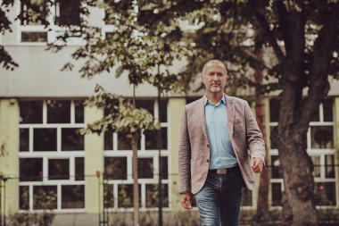 Şehir ortamında yürüyen takım elbiseli bir iş adamı. Yüksek kalite fotoğraf