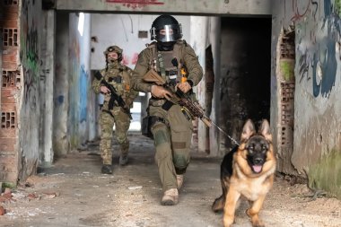 Çağdaş Savaş Askerleri 'nin savaş alanında çalışan bir köpeği var. Yüksek kalite fotoğraf