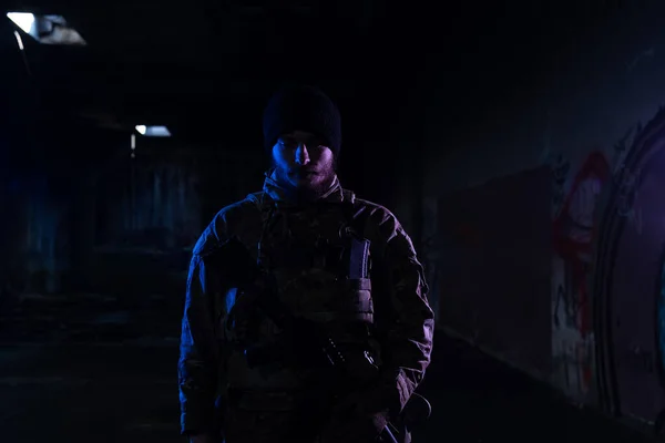 Soldado Exército Uniformes Combate Com Rifle Assalto Capacete Combate Noite — Fotografia de Stock