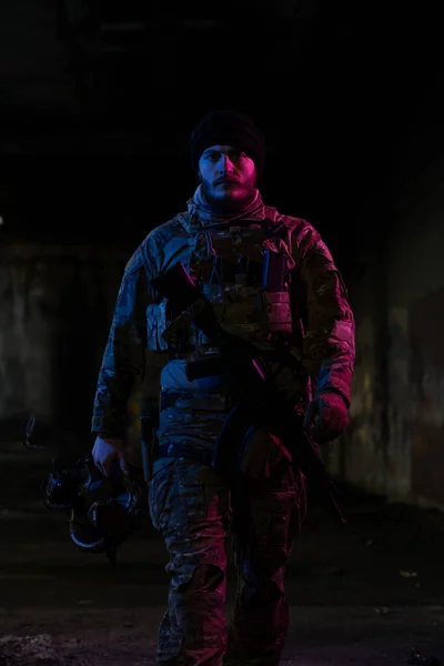 Soldado Exército Uniformes Combate Com Rifle Assalto Capacete Combate Noite — Fotografia de Stock