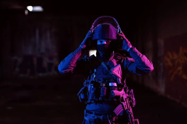 Soldado Exército Uniformes Combate Com Rifle Assalto Capacete Combate Noite — Fotografia de Stock