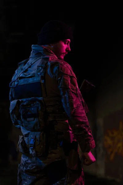 Армейский Солдат Боевой Форме Штурмовой Винтовкой Боевым Шлемом Ночной Миссии — стоковое фото