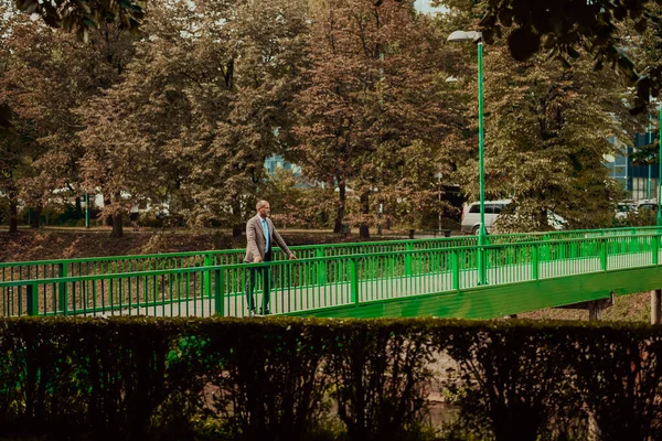 Hombre Negocios Enfocado Traje Caminando Entorno Urbano Foto Alta Calidad —  Fotos de Stock