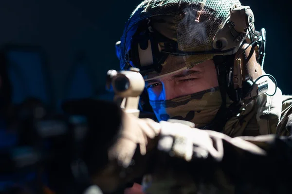 身穿作战制服的陆军士兵 手持冲锋枪 头戴作战头盔 夜间任务背景漆黑 蓝色和紫色的凝胶光效果 高质量的照片 — 图库照片