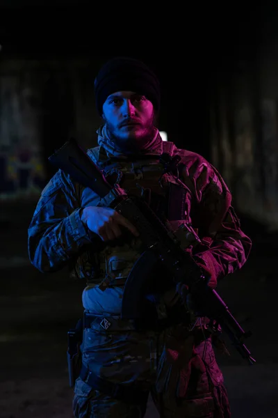 Soldado Exército Uniformes Combate Com Rifle Assalto Capacete Combate Noite — Fotografia de Stock