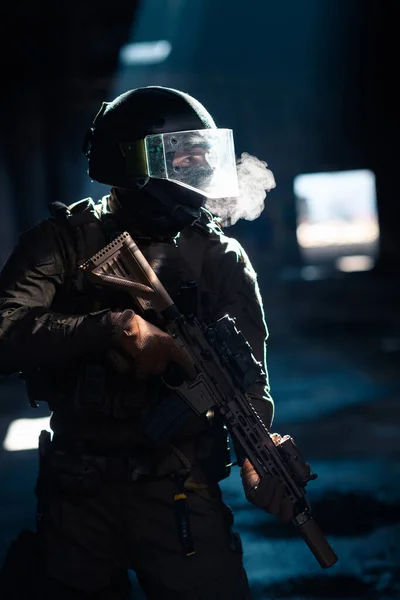 Soldado Exército Uniformes Combate Com Rifle Assalto Capacete Combate Noite — Fotografia de Stock