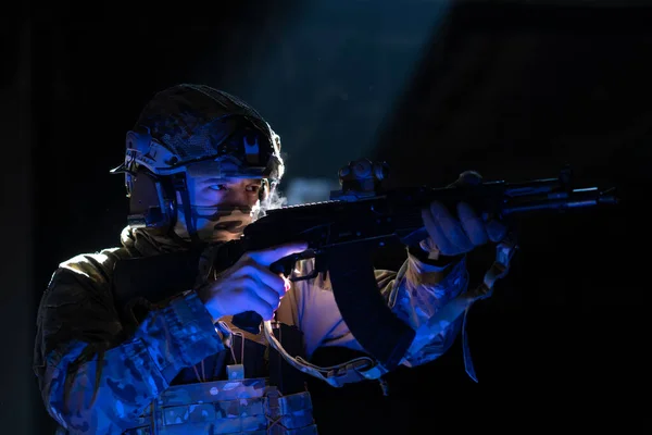 Armeesoldat Kampfuniformen Mit Sturmgewehr Und Kampfhelm Vor Dunklem Hintergrund Blaue — Stockfoto