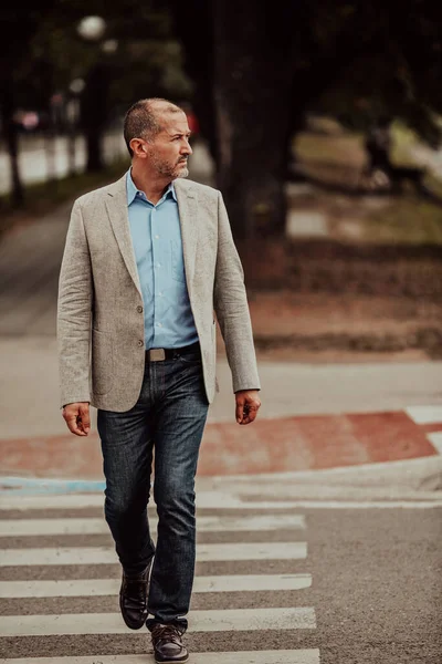 Hombre Negocios Enfocado Traje Caminando Entorno Urbano Foto Alta Calidad —  Fotos de Stock