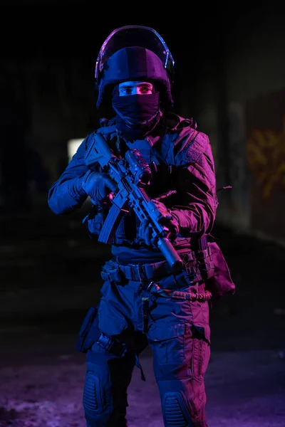 연합의 돌격소총 전투용 헬멧을 어두운 배경에서 임무를 합니다 파란색 보라색 — 스톡 사진