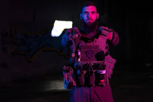 Army Soldier Combat Uniforms Assault Rifle Combat Helmet Night Mission — Stock Photo, Image