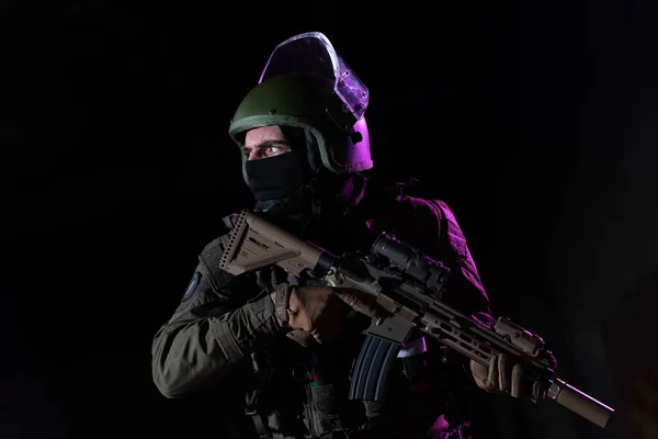 Soldado Exército Uniformes Combate Com Rifle Assalto Capacete Combate Noite — Fotografia de Stock