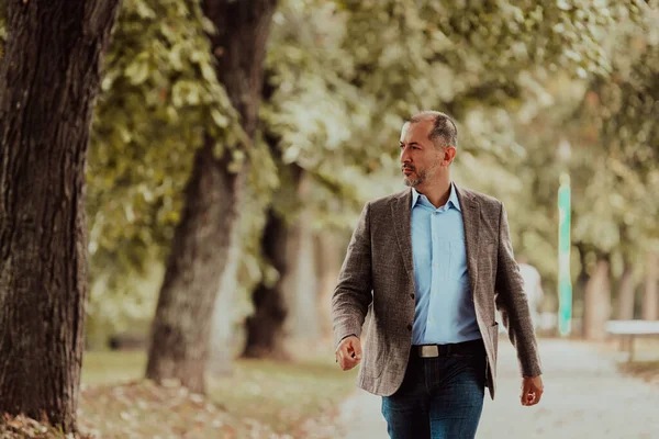 Gericht Zakenman Een Pak Wandelen Het Park Hoge Kwaliteit Foto — Stockfoto