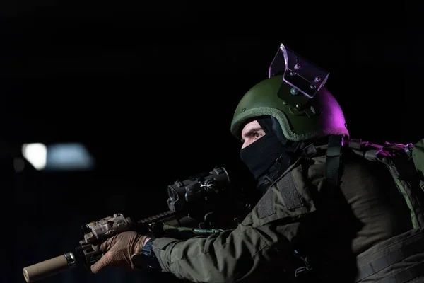 Soldato Dell Esercito Uniforme Combattimento Con Fucile Assalto Casco Combattimento — Foto Stock