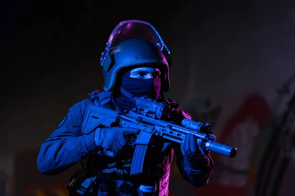 Soldado Exército Uniformes Combate Com Rifle Assalto Capacete Combate Noite — Fotografia de Stock