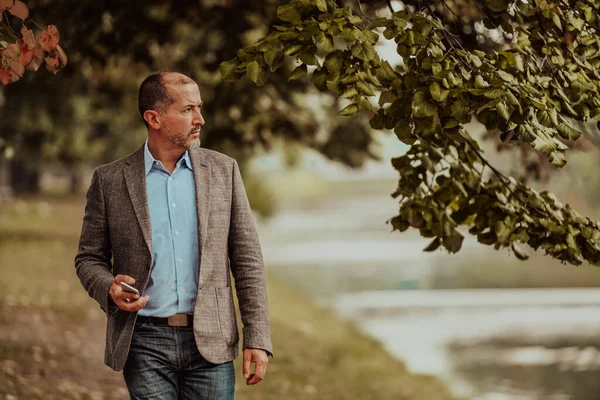 Modern Senior Affärsman Kostym Använder Smartphone Stadsmiljö Högkvalitativt Foto — Stockfoto