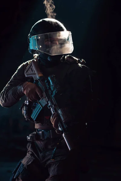 Soldado Exército Uniformes Combate Com Rifle Assalto Capacete Combate Noite — Fotografia de Stock