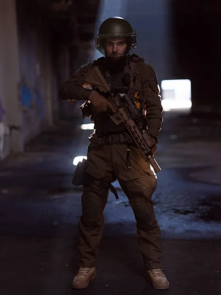 Soldado Exército Uniformes Combate Com Rifle Assalto Capacete Combate Noite — Fotografia de Stock