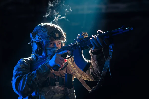 Soldado Exército Uniformes Combate Com Rifle Assalto Capacete Combate Noite — Fotografia de Stock