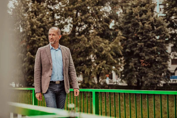 Konzentrierter Geschäftsmann Anzug Der Park Spaziert Hochwertiges Foto — Stockfoto