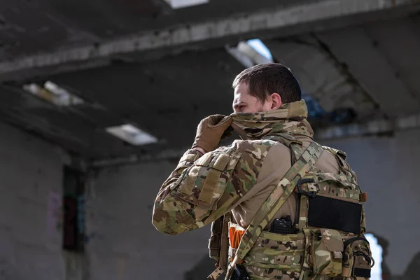 Soldado Del Ejército Uniformes Combate Con Rifle Asalto Máscara Protección —  Fotos de Stock