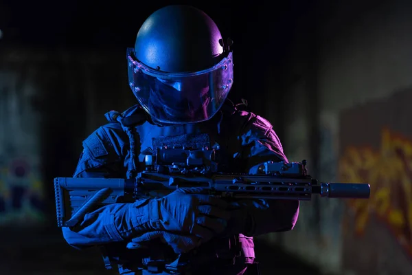Żołnierz Armii Mundurach Bojowych Karabinem Szturmowym Hełmem Nocnym Misji Ciemne — Zdjęcie stockowe
