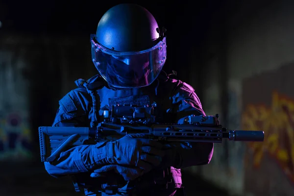 Soldado Del Ejército Uniformes Combate Con Rifle Asalto Casco Combate —  Fotos de Stock