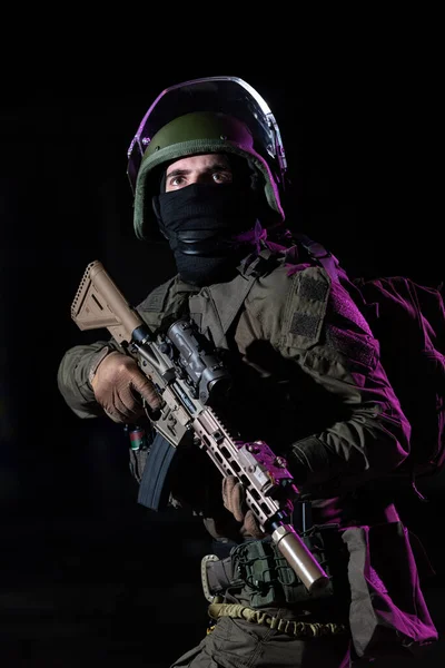 Armádní Voják Bojových Uniformách Útočnou Puškou Bojovou Helmou Noční Mise — Stock fotografie